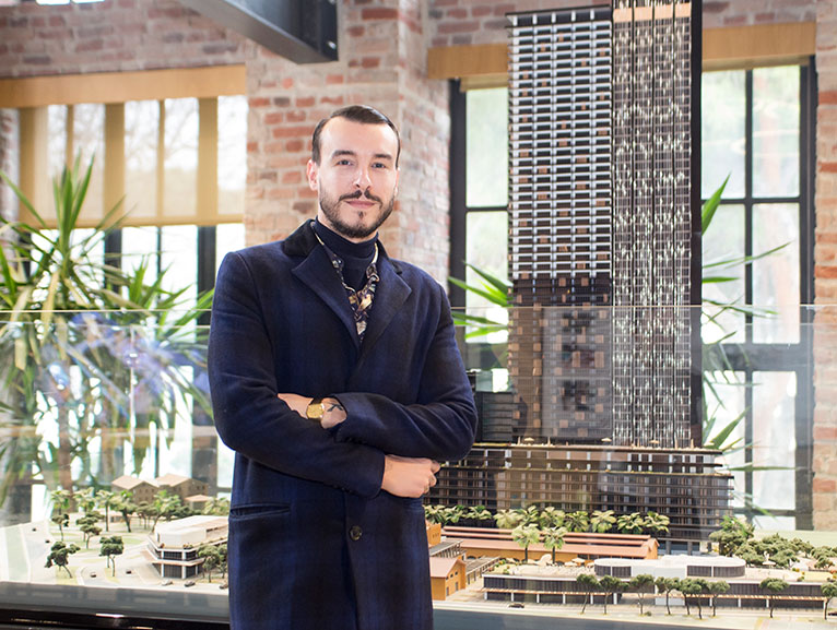 CEM ADRİAN, MAHALL BOMONTİ İZMİR'Lİ OLDU