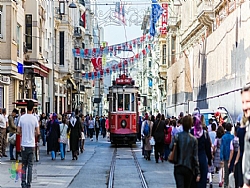 İSTİKLAL CADDESİ ZOR BİR DÖNEMDEN GEÇİYOR